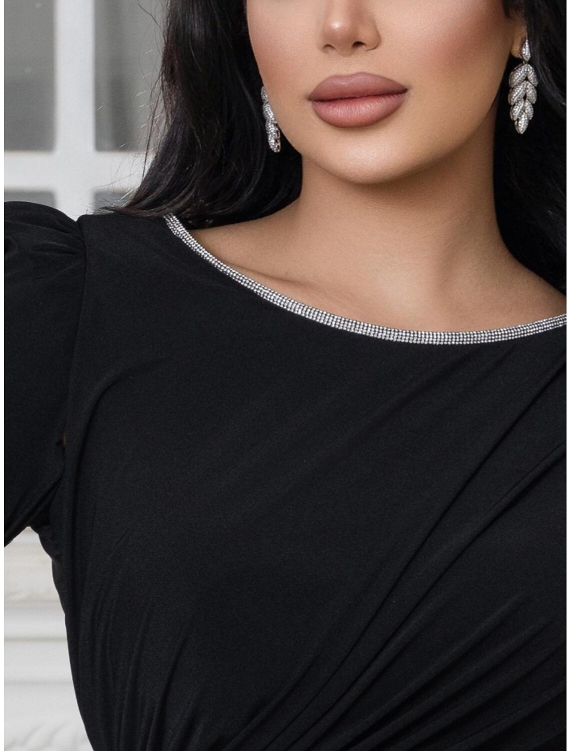 Abito da sera a trapezio, elegante, formale, con strascico a ruota, nero, manica lunga, scollo a barchetta, tessuto con pieghe, arricciato, paillettes